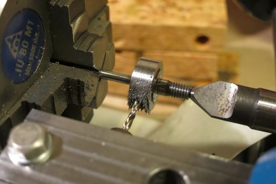 Utahování trnu jsem vyřešil dírou krz (finální D=3.3mm)