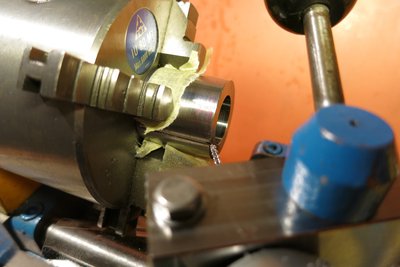 Fráznu to ještě trochu a vezmu normální ruční pilkou