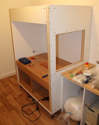 "Odhlučňovací skříň" ("sendvič" provizorně vyplněn "polštářovinou" - do budoucna proběhne výmněna za tlumící desky od Gumexu)