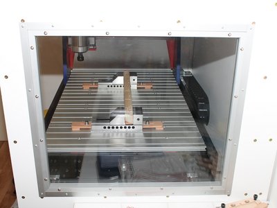 Odnímatelné - utěsněné okno ("dvojsklo" - 2x 8mm plexi) - ve svěrácích upnuta "podpora" pro frézování úkosů na AL profilech pro výrobu toho okna