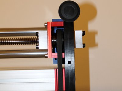 "vetknuté" uložení "volného" konce trapézových šroubů osy X + řemenice spřažení