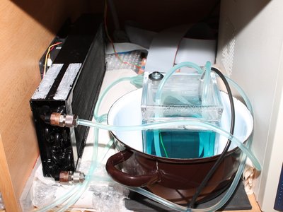 Dočasné řešení chlazení "vodníka" (výmněník na 3ks 120mm ventilátorů - bohatě zatím stačí dva se sníženými otáčkami) Čerpadlo Eheim na 230VAC - chladící kapalina jako na chlazení PC komponent - antikorozní, antibakteriální atd....)