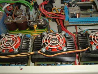 Driver ze vnitř.  Jelikož má profistep funkci Brike, tak jsem ho využil a zapojil následovně: Koncové spínače jsem zapojil na oddělovací jednotku a výstup z oddělovací jednotky jsem paralerně zapojil do PC a do Profistepu. To samé E-Stop. Výsledek je že o