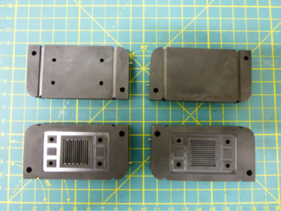 P1020155.png (273.74 KiB) Zobrazeno 7156 x Detailní pohled na čelní a zadní stranu, to z boku jsou červíčky v pomocných otvorech, protože vevnitř je vyvrtaná síť distribučních kanálků.