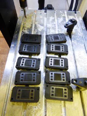 P1020151.png (319.67 KiB) Zobrazeno 6447 x Těch cell jsem dělal loni pět a letos dalších pět. Toho bílého bordelu si nevšímejte, to jsou špony z předchozího obrábění teflonu, nějak nestíháme, takže frézka je vytížená až do konce ledna, tudíž se snažím minimalizovat prostoje.