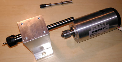2016-01-17 18.12.19.jpg (245.64 KiB) Zobrazeno 5580 x Upínač zasunutý v ložiskách, BLDC motor 11500 ot./min v pozadí Timovo vřetýnko...