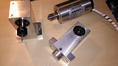 2016-01-17 18.12.49.jpg (381.58 KiB) Zobrazeno 5323 x Držáky s ložisky mám vlastně ještě dva. Jeden má na zadní straně otvor, druhý kruhový výstupek (osazení), původně zapadaly do sebe. Hodlám využít pro uchycení na pojezd osy Z.