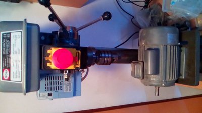 původní motor na stolu vrtačky