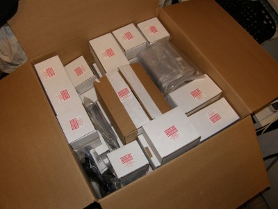 Velká krabice s cca 60 kusy nejrůznějšího příslušenství