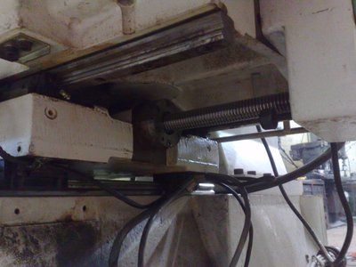 ten bordel na vedení není rez ale vazelína. Stroj neměl centrální mazání, ale každý vozík má maznici. Mazalo se to tukem každé zvlášť.