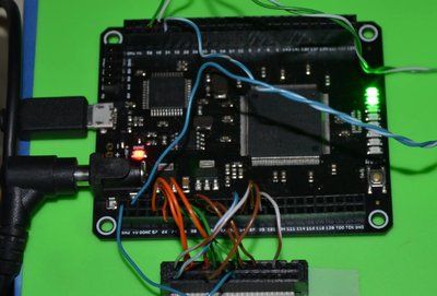 Mojo po inicializaci. Červená led signalizuje načtení FW: Dvě zelené jsou převzaty už z 7i90 FW.