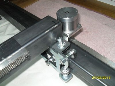 807a97be4d3f9e64ae0f426071b4d06c.jpg (53.17 KiB) Zobrazeno 6750 x lineár: pro ložiska konstrukce z výpalku jezdící po jeklech + pohon ozubeným hřebenem