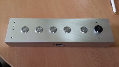 Krabička s vypínači pro ovládáni naší nové CNC frézky. Na boku jsou vidět otvory pro USB.<br />Povrch se bude ještě upravovat.<br />Naší nové frézky kterou ještě nikdo neviděl a pokud nebude dokončena tak ani neuvidí. <br /><br />Nebo možná zě by na youtube????? :)