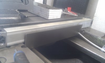 Lištu na příčném suportu jsem dal dvojitou, překrývají se, ay yla větší jistota, že do pravítka nenastříká emulze a nenalítají špony...