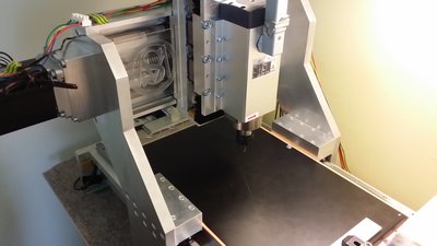 Pohled na naší novou nedokončenou frézku. Na které jsme plech frézovali