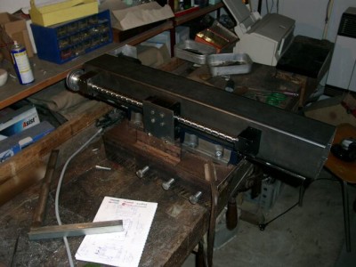 Y os na vedeni 45mm s dvoma vozikmi, rameno je jakl 100x100, skrutka je 20mm, dlzka asi 400mm