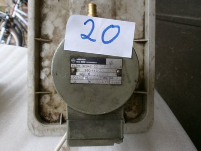 Čerpadlo na chladiacu emulziu.vyska 380mm,ponor-220mm.