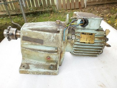 Prevodovka + motor DDR,0.18Kw,20ot/min.40:1,cena - 85.-eur.