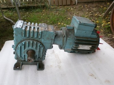 Šnekova prevodovka + motor 370W/380V-910ot./min,40:1,Cena - 245.-eur