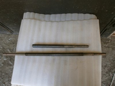 Trapez skrutka 24 x 3 - 420mm-Ľ,<br />Trapez skrutka 24 x 3 - 760mm-P.Cena 75.-eur.