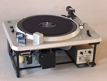 EMT_Studioplattenspieler_930st.JPG