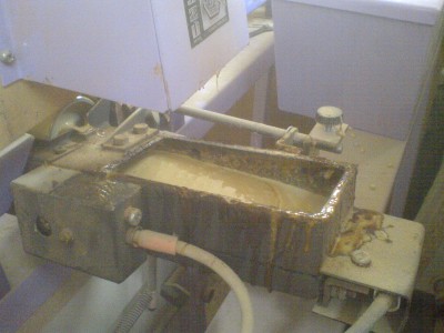 Pohled zezadu na tavnou komoru s lepidlem.