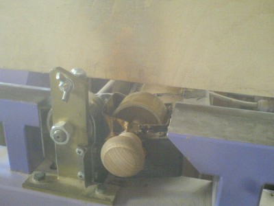 Pohled zepředu na nanášecí váleček který se posunem olepovaného dílce namáčí v lepidle