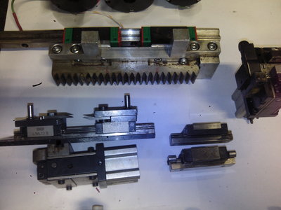 2 vozíky hiwin hg15 + vedení 250mm<br />2 voziky lwl12b        + vedení 120mm<br />2 vozíky rsr15vm    +  vedení 2krát 60mm<br />+ dva pneumatické svěráčky <br />1500kč za vše