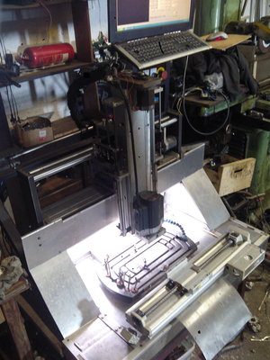 Přesná a celkem tuhá cnc frézka pojezd X500mm,y400mm,Z300mm<br />Použité lineární vedení s kulič. šroubem na ukázku položené na kraji frézky,+ je vyztuženo na ose x kulatinou pr 24mm 2ks.<br />na ose y 4krát 8mm a na ose z 4krát 8mm +pleumatické písty. Použité motory Pacific scientific 4,6A,řízení h5 controler,zdroje Murr 20A,včetně pc a mach3. Plně funkční s kopírovací frézou 8mm zvládá záběr 5mm do hloubky,cena cca 46.000kč  dohodě se nebráním.