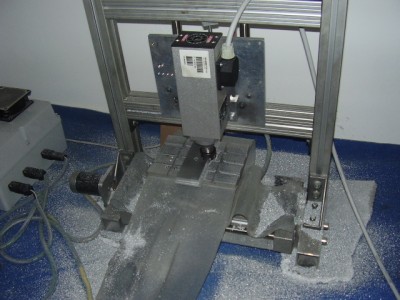 Kdyz je clovek linej tocit klickama, holt to musi oddrit moje orezavatko....freza 6mm, plny zaber, hloubka 0.5mm, F200 ....pomalu ale jiste :-)