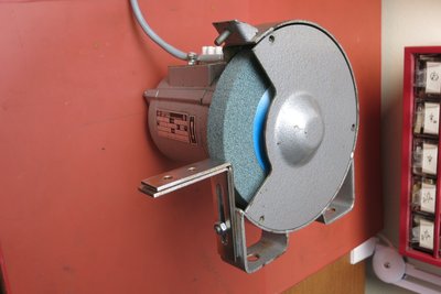 Vertikálně jsem to pojal takto, na to přijde nějaká deska, je to celkem pevný..