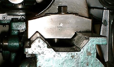 Ze stránek http://www.lathes.co.uk/bomey/index.html