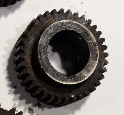 Bomey - opěrné kolo vřetene 1.jpg (150.2 KiB) Zobrazeno 5925 x Pohled z vnitřku