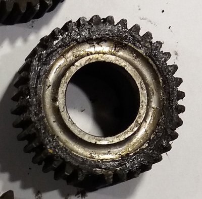 Bomey - opěrné kolo vřetene 2.jpg (110.52 KiB) Zobrazeno 5685 x Pohled z vnějšku - drážka pro kuličky opěrného axiálního ložiska