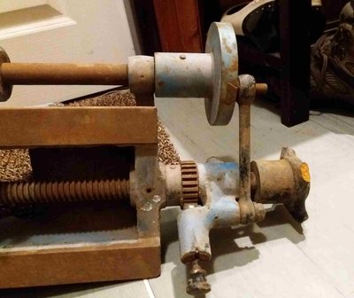 sheping02.jpg (191.76 KiB) Zobrazeno 9912 x Zničené ruční kolo posuvu berana - prkotina