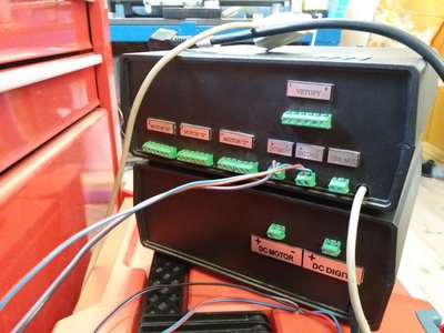 Pohled ze zadu na svorkovnice