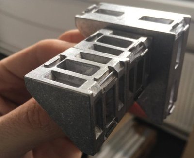 AL spojky profilů, ten vlevo je již zbroušený, ty ostatní dva ne