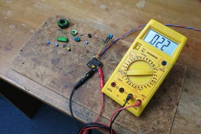 IMG_5287.jpg (706.63 KiB) Zobrazeno 5989 x Na těch 22µH je to nakalibrováno, jinak to zase tak přesný není :)