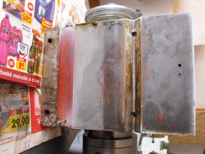 výrobce Bernardo se s tím moc neprdí - na vymezení vůlí mezi vřeteníkem a lože tam stříkne barvu :)