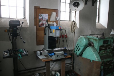 po odmontovani vany kolem stolu