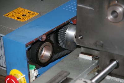 detail remenoveho prevodu<br />vreteno viz vyse je vsunuto a pouze zespodu zajisteno v remenici je vcelku volne nasazene a proti protoceni ho chrani pero