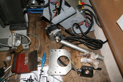 detail drzaku rozvodne kostky mazani a desky nesouci Y motor