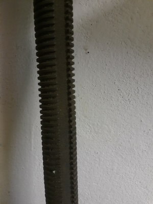 Posuvový šroub s drážkou