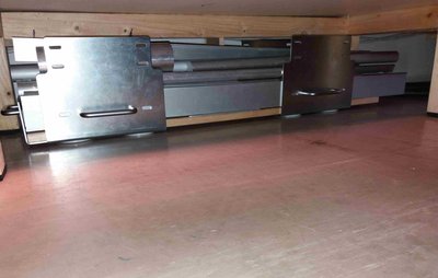 Umístěný organizer pod stolem