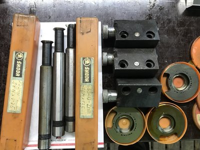 závitová kolečka na metický závit stoupání 2mm2ks -400Kč<br />                                                          1.75mm1ks -400Kč<br />nože do díry metrické stoupání 1,75mm1ks -400Kč<br />                                             1,25mm1ks -400Kč<br />                                             1,5mm1ks -400Kč<br />whitworth           11závitů na palec -400Kč<br />                         14závitů na palec -400Kč<br />stavitelný doraz 3ks------350Kč/ks