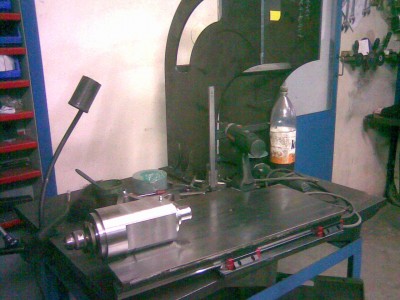 v pozadi vidno konstrukciu osi Z, knej sa privari ten spodny diel z vozikmi a platna s vretenom bude behat hore-dole, ma to aj s vretenom a motorom asi 40kg, ale mam piest festo 700N takze to odlahci bez problemov, a na gravirovanie tam aj tak budem monto