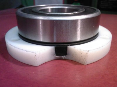 Dosedací vnější hrana simeringu 62mm dosedá na okraj ložiska 62mm.