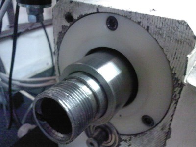 Osazení simeringu už na vřeteníku. Levá strana