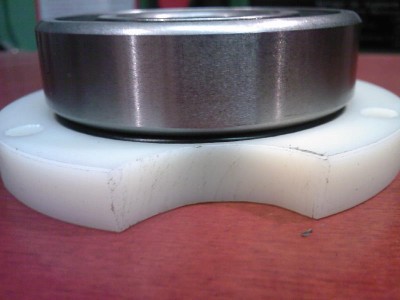 Takhle by to mělo dosednout na ložisko a tím to těsnit.