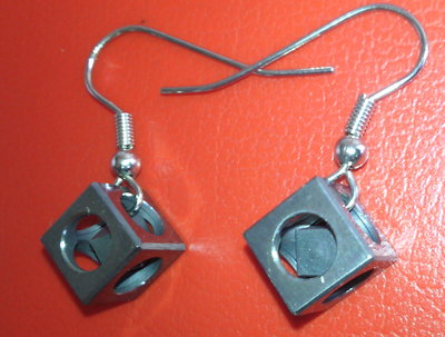 kostka 8 kov náušnice 3.jpg